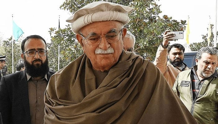 Achakzai urges political parties to hold dialogue to end political crisis