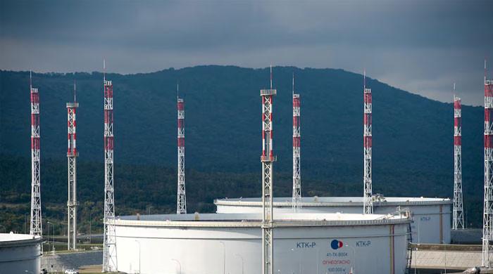As oil plunges, Kremlin sees a global economic storm 1 As oil plunges, Kremlin sees a global economic storm