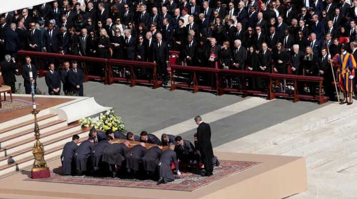 Crowd of mourners bids final farewell to Pope Francis as funeral begins 1 Crowd of mourners bids final farewell to Pope Francis as funeral begins