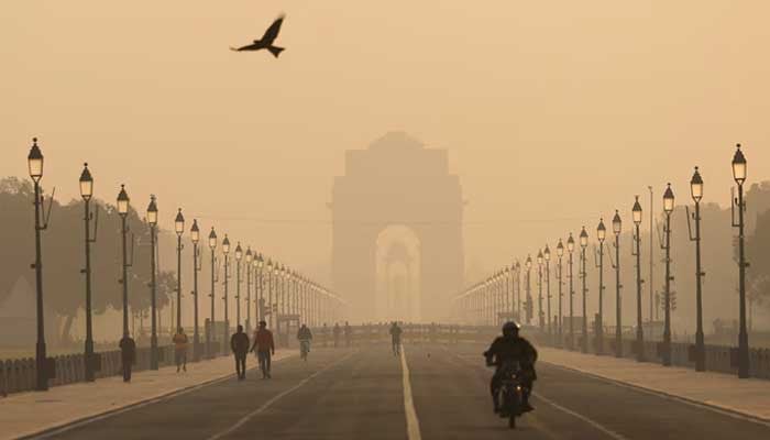 Families in New Delhi flee Indian capital's toxic air, acrid smog