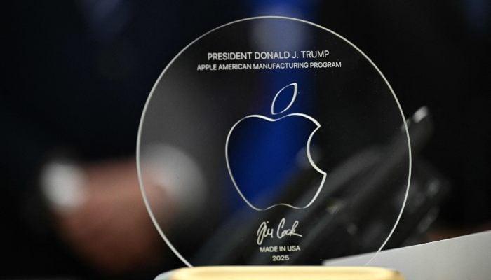Gold, flattery and rare honours: How to court Trump’s favour