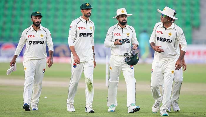 Pakistan maintain control despite Tony de Zorzi resistance