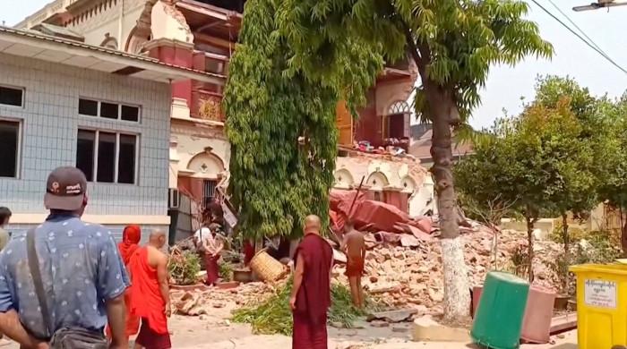 Rescuers use bare hands to pull out Myanmar quake surivors from rubble 1 Rescuers use bare hands to pull out Myanmar quake surivors from rubble