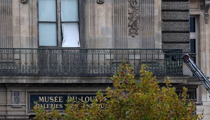 Robbers steal French crown jewels from Louvre 3 Robbers steal French crown jewels from Louvre