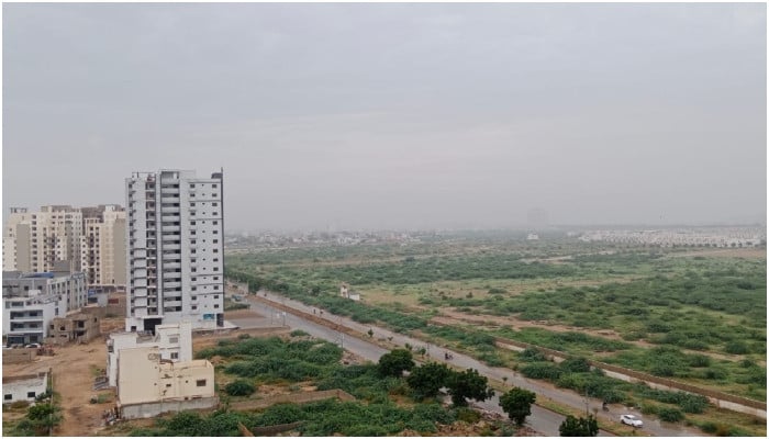 Scattered rain lashes Karachi as city braces for fresh downpours, flooding
