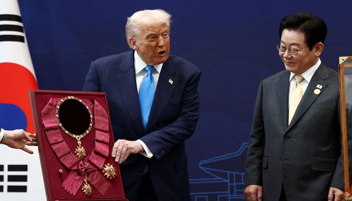 Trump talks up trade deal prospects as Asia tour hits South Korea 11 Trump talks up trade deal prospects as Asia tour hits South Korea