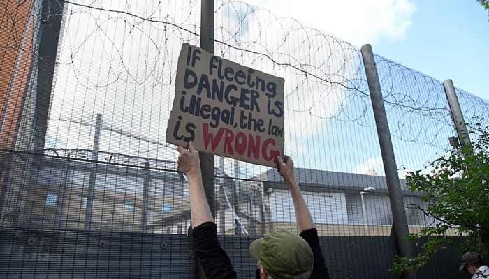 UK govt defends refugee shakeup in face of hard-right