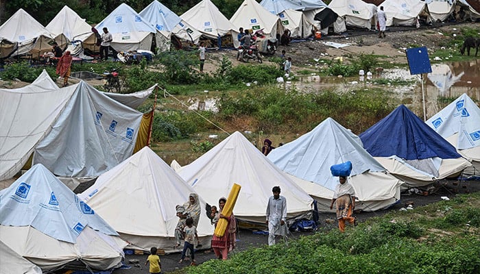 Women struggle with basic needs in Pakistan's flood relief camps